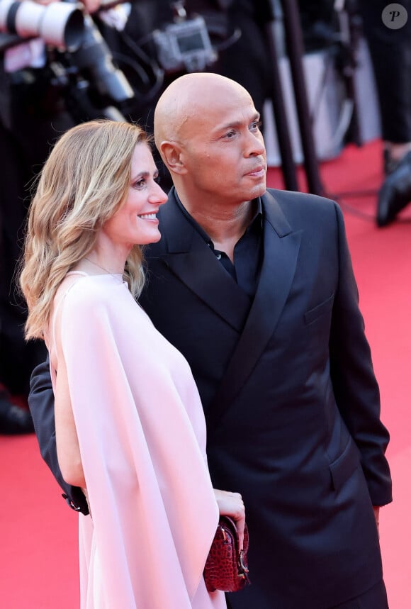 Eric Judor a opté pour un costume traditionnel noir, et son épouse a choisi une longue robe rose poudré.
Montée des marches du film Emilia Perez lors du 77ᵉ Festival International du Film de Cannes. Le 18 mai 2024 © Jacovides-Moreau / Bestimage