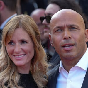 Eric Judor et sa femme à la montée des marches de The Old Oak lors du 76ᵉ Festival International du Film de Cannes, le 26 mai 2023.