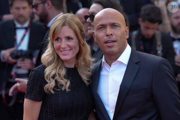 Eric Judor et sa femme à la montée des marches de The Old Oak lors du 76ᵉ Festival International du Film de Cannes, le 26 mai 2023.