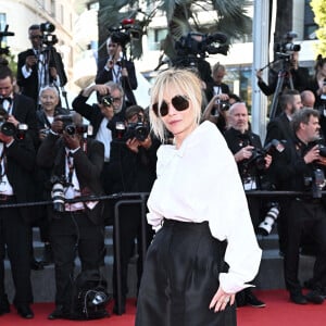 Emmanuelle Béart lors de la montée des marches du film 'Marcello Mio' au festival de Cannes, le 21 mai 2024. Photo by David Niviere/ABACAPRESS.COM
