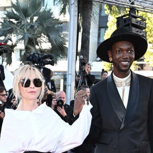 Emmanuelle Béart lors de la montée des marches du film 'Marcello Mio' au festival de Cannes, le 21 mai 2024. Photo by David Niviere/ABACAPRESS.COM