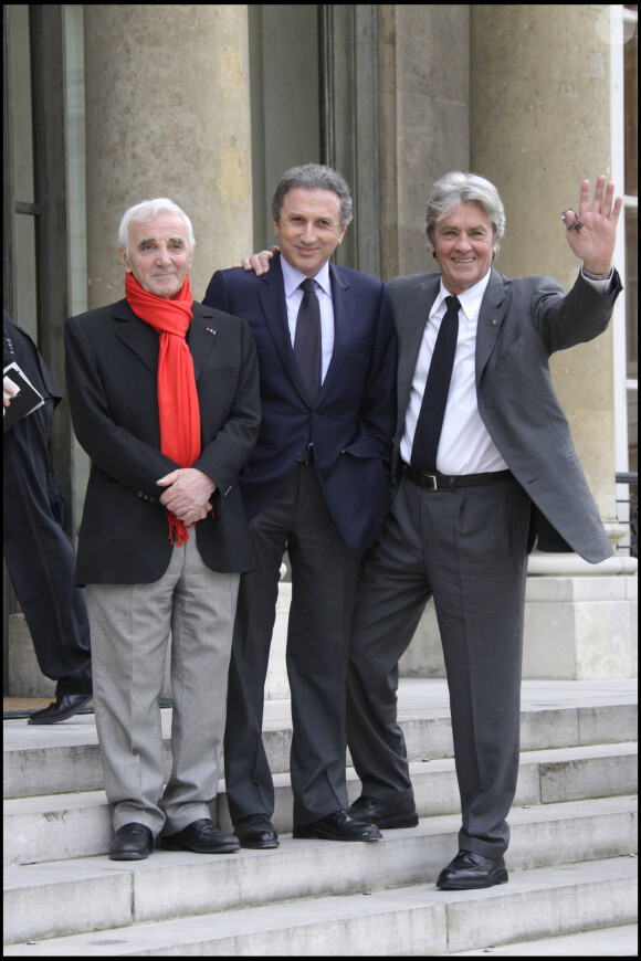 à la différence d'autres patrimoines de légendes comme Alain Delon
Archives - Charles Aznavour, Michel Drucker et Alain Delon - Cérémonie de remise de décoration à l'Elysée