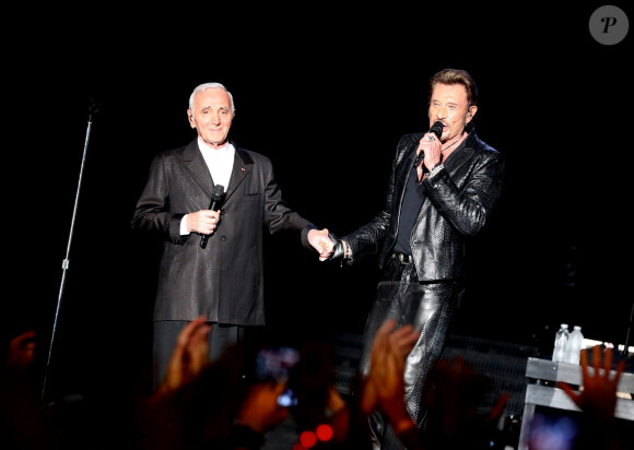 ou encore Johnny Hallyday
Exclusif - Charles Aznavour - Johnny Hallyday en duo pour son 2eme concert de la tournee "Born Rocker Tour" au POPB de Bercy a Paris. Le 15 juin 2013