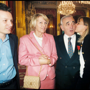 Charles Aznavour aurait fêté son centenaire ce 22 mai
Archives - Charles Aznavour avec son fils Mischa, sa fille Katia et leur mère Ulla lors de la remise de sa légion d'honneur