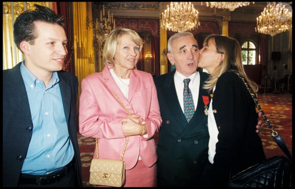 Charles Aznavour aurait fêté son centenaire ce 22 mai
Archives - Charles Aznavour avec son fils Mischa, sa fille Katia et leur mère Ulla lors de la remise de sa légion d'honneur