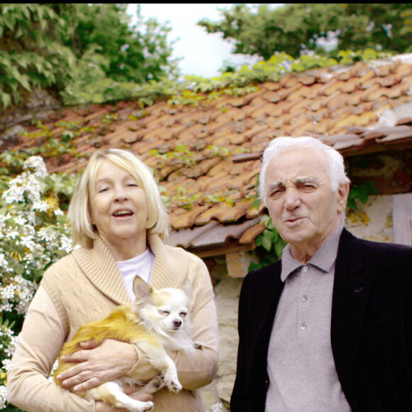 Un héritage que toute sa famille s'accorde à gérer sereinement
Archives - Exclusif - Charles Aznavour dans sa maison aux Yvelines avec sa femme Ulla