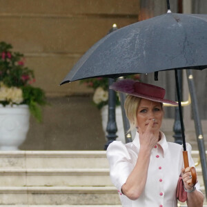 Heureusement, Mike Tindall et sa femme Zara étaient venus l'aider. 
Mike Tindall et sa femme Zara Phillips (Zara Tindall), lors de la "Garden Party du Souverain" au palais de Buckingham à Londres, le 21 mai 2024. 