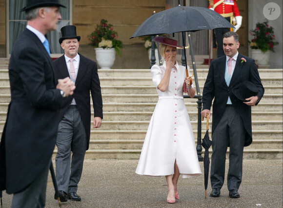 Heureusement, Mike Tindall et sa femme Zara étaient venus l'aider. 
Mike Tindall et sa femme Zara Phillips (Zara Tindall), lors de la "Garden Party du Souverain" au palais de Buckingham à Londres, le 21 mai 2024. 