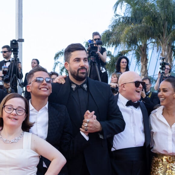 Longtemps, aucune marque n'a voulu associer son nom au film et à ses acteurs, pour certains handicapés
Clovis Cornillac, Artus, Alice Belaidi et l'équipe du film "Un p'tit truc en plus" - Montée des marches du film " Le comte de Monte-Cristo " lors du 77ème Festival International du Film de Cannes, au Palais des Festivals à Cannes. Le 22 mai 2024 © Olivier Borde / Bestimage