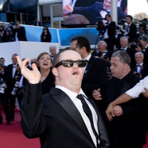 Un acteur du film "Un p'tit truc en plus" - Montée des marches du film " Le comte de Monte-Cristo " lors du 77ème Festival International du Film de Cannes, au Palais des Festivals à Cannes. Le 22 mai 2024 © Jacovides-Moreau / Bestimage