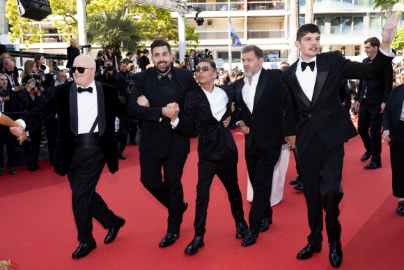 Artus, Clovis Cornillac, Marc Riso et l'équipe du film "Un p'tit truc en plus" - Montée des marches du film « Le comte de Monte-Cristo » lors du 77ème Festival International du Film de Cannes, au Palais des Festivals à Cannes. Le 22 mai 2024 © Jacovides-Moreau / Bestimage  Red carpet of the movie « Le comte de Monte-Cristo » during the 77th Cannes International Film Festival at the Palais des Festivals in Cannes, France. On may 22th 2024 