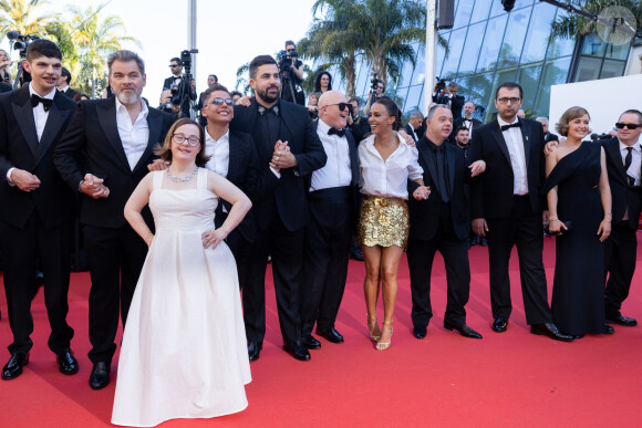 Clovis Cornillac, Artus, Alice Belaidi et l'équipe du film "Un p'tit truc en plus" - Montée des marches du film « Le comte de Monte-Cristo » lors du 77ème Festival International du Film de Cannes, au Palais des Festivals à Cannes. Le 22 mai 2024 © Olivier Borde / Bestimage  Red carpet of the movie « Le comte de Monte-Cristo » during the 77th Cannes International Film Festival at the Palais des Festivals in Cannes, France. On may 22th 2024 