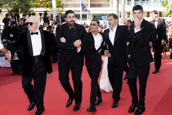 Artus, Clovis Cornillac, Marc Riso et l'équipe du film "Un p'tit truc en plus" - Montée des marches du film « Le comte de Monte-Cristo » lors du 77ème Festival International du Film de Cannes, au Palais des Festivals à Cannes. Le 22 mai 2024 © Jacovides-Moreau / Bestimage  Red carpet of the movie « Le comte de Monte-Cristo » during the 77th Cannes International Film Festival at the Palais des Festivals in Cannes, France. On may 22th 2024 