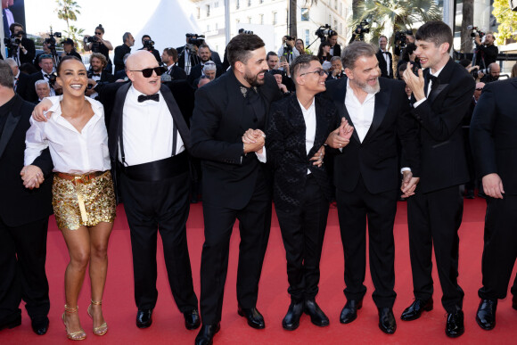 Alice Belaidi, Artus, Clovis Cornillac et l'équipe du film "Un p'tit truc en plus" - Montée des marches du film « Le comte de Monte-Cristo » lors du 77ème Festival International du Film de Cannes, au Palais des Festivals à Cannes. Le 22 mai 2024 © Jacovides-Moreau / Bestimage  Red carpet of the movie « Le comte de Monte-Cristo » during the 77th Cannes International Film Festival at the Palais des Festivals in Cannes, France. On may 22th 2024 