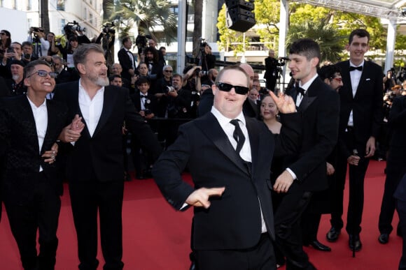 Artus, Clovis Cornillac et l'équipe du film "Un p'tit truc en plus" - Montée des marches du film « Le comte de Monte-Cristo » lors du 77ème Festival International du Film de Cannes, au Palais des Festivals à Cannes. Le 22 mai 2024 © Jacovides-Moreau / Bestimage  Red carpet of the movie « Le comte de Monte-Cristo » during the 77th Cannes International Film Festival at the Palais des Festivals in Cannes, France. On may 22th 2024 