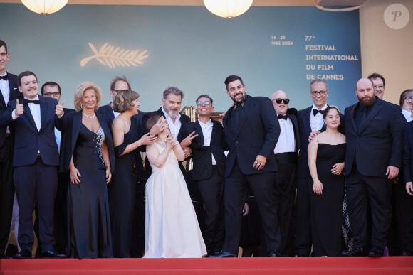 Iris Knobloch, Clovis Cornillac, Artus, Marc Riso et l'équipe du film "Un p'tit truc en plus" - Montée des marches du film « Le comte de Monte-Cristo » lors du 77ème Festival International du Film de Cannes, au Palais des Festivals à Cannes. Le 22 mai 2024 © Jacovides-Moreau / Bestimage  Red carpet of the movie « Le comte de Monte-Cristo » during the 77th Cannes International Film Festival at the Palais des Festivals in Cannes, France. On may 22th 2024 