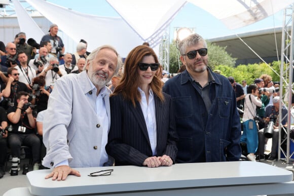 Fabrice Luchini, Chiara Mastroianni et Christophe Honoré au photocall du film Marcello Mio lors du 77ᵉ Festival International du Film de Cannes, le 22 mai 2024. © Jacovides / Moreau / Bestimage