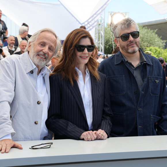 Fabrice Luchini, Chiara Mastroianni et Christophe Honoré au photocall du film Marcello Mio lors du 77ᵉ Festival International du Film de Cannes, le 22 mai 2024. © Jacovides / Moreau / Bestimage