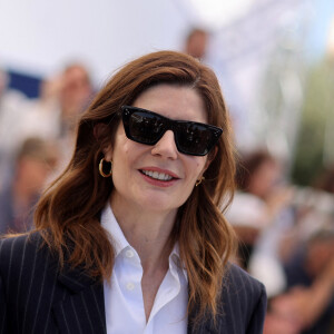 Furieux, il a notamment déclaré : "Entre-soi mon Q".
Chiara Mastroianni au photocall du film Marcello Mio lors du 77ᵉ Festival International du Film de Cannes, le 22 mai 2024. © Jacovides / Moreau / Bestimage