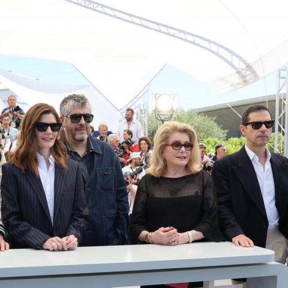 Depuis quelques jours, le film Marcello Mio est au coeur d'une polémique.
Fabrice Luchini, Benjamin Biolay, Chiara Mastroianni, Christophe Honoré, Catherine Deneuve, Melvil Poupaud, Nicole Garcia, au photocall du film Marcello Mio lors du 77ᵉ Festival International du Film de Cannes, le 22 mai 2024. © Jacovides / Moreau / Bestimage