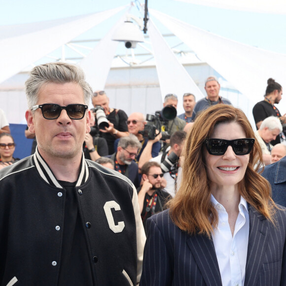 La raison ? Il est considéré comme étant un film "d'entre-soi".
Benjamin Biolay et Chiara Mastroianni au photocall du film Marcello Mio lors du 77ᵉ Festival International du Film de Cannes, le 22 mai 2024. © Jacovides / Moreau / Bestimage