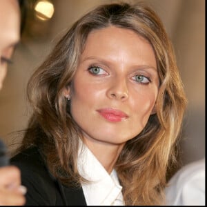 VALERIE BEGUE, QUI CONSERVE SON TITRE DE MISS FRANCE 2008 ET SYLVIE TELLIER, DIRECTRICE GENERAL DE LA SOCIETE MISS FRANCE LORS DE LA CONFERENCE DE PRESSE MISS FRANCE A L' HOTEL ROYAL MONCEAU