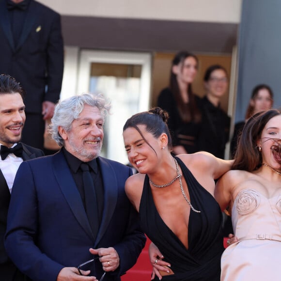 L'acteur était venu présenter "l'Amour Ouf" avec ses partenaires.
Karim Leklou, François Civil, Alain Chabat, Adèle Exarchopoulos, Mallory Wanecque, Élodie Bouchez - Montée des marches du film " L'amour ouf " lors du 77ème Festival International du Film de Cannes, au Palais des Festivals à Cannes. Le 23 mai 2024 © Jacovides-Moreau / Bestimage 