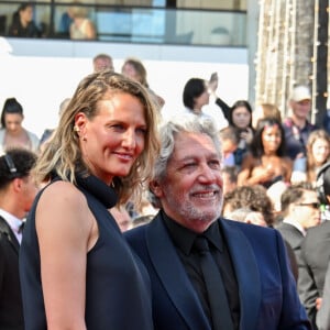 Tiara Comte et son mari Alain Chabat , rare apparition sur tapis rouge !- Montée des marches du film " L'amour ouf " lors du 77ème Festival International du Film de Cannes, au Palais des Festivals à Cannes. Le 23 mai 2024 © Bruno Bebert / Bestimage  Red carpet of the movie " Beating Hearts" during the 77th Cannes International Film Festival at the Palais des Festivals in Cannes, France. On may 23th 2024