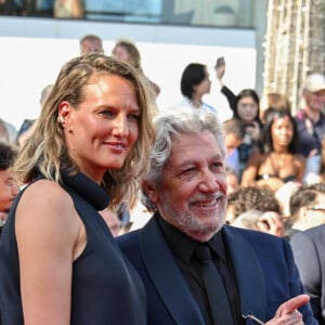 Tiara Comte et son mari Alain Chabat, Peut-être la présence de sa discrète femme ! - Montée des marches du film " L'amour ouf " lors du 77ème Festival International du Film de Cannes, au Palais des Festivals à Cannes. Le 23 mai 2024 © Bruno Bebert / Bestimage  Red carpet of the movie " Beating Hearts" during the 77th Cannes International Film Festival at the Palais des Festivals in Cannes, France. On may 23th 2024