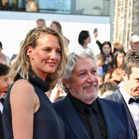 Tiara Comte et son mari Alain Chabat - Montée des marches du film " L'amour ouf " lors du 77ème Festival International du Film de Cannes, au Palais des Festivals à Cannes. Le 23 mai 2024 © Bruno Bebert / Bestimage  Red carpet of the movie " Beating Hearts" during the 77th Cannes International Film Festival at the Palais des Festivals in Cannes, France. On may 23th 2024