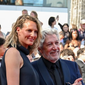 Tiara Comte et son mari Alain Chabat - Montée des marches du film " L'amour ouf " lors du 77ème Festival International du Film de Cannes, au Palais des Festivals à Cannes. Le 23 mai 2024 © Bruno Bebert / Bestimage  Red carpet of the movie " Beating Hearts" during the 77th Cannes International Film Festival at the Palais des Festivals in Cannes, France. On may 23th 2024