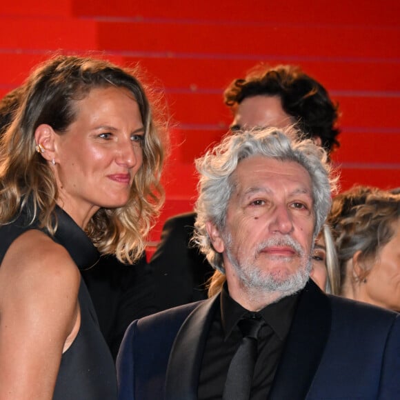 Tiara Comte et son mari Alain Chabat - Descente des marches du film « L’amour ouf » lors du 77ème Festival International du Film de Cannes, au Palais des Festivals à Cannes. Le 23 mai 2024 © Bruno Bebert / Bestimage  People leaving the red carpet of the movie « Beating Hearts » during the 77th Cannes International Film Festival at the Palais des Festivals in Cannes, France. On may 23th 2024 