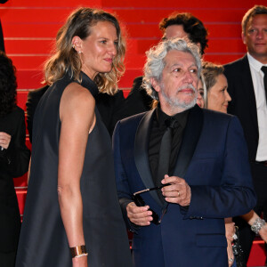 Tiara Comte et son mari Alain Chabat - Descente des marches du film « L’amour ouf » lors du 77ème Festival International du Film de Cannes, au Palais des Festivals à Cannes. Le 23 mai 2024 © Bruno Bebert / Bestimage  People leaving the red carpet of the movie « Beating Hearts » during the 77th Cannes International Film Festival at the Palais des Festivals in Cannes, France. On may 23th 2024 