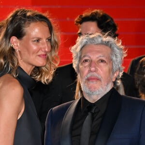 Tiara Comte et son mari Alain Chabat - Descente des marches du film « L’amour ouf » lors du 77ème Festival International du Film de Cannes, au Palais des Festivals à Cannes. Le 23 mai 2024 © Bruno Bebert / Bestimage  People leaving the red carpet of the movie « Beating Hearts » during the 77th Cannes International Film Festival at the Palais des Festivals in Cannes, France. On may 23th 2024 