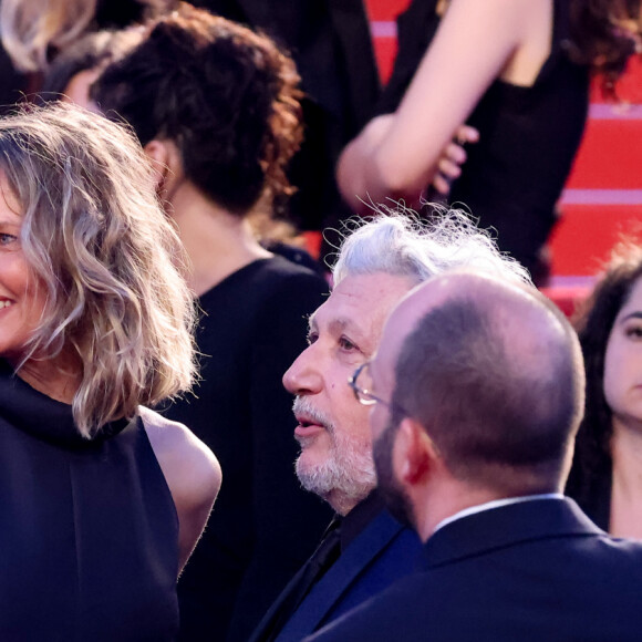 Tiara Comte et son mari Alain Chabat - Descente des marches du film « L’amour ouf » lors du 77ème Festival International du Film de Cannes, au Palais des Festivals à Cannes. Le 23 mai 2024 © Jacovides-Moreau / Bestimage  People leaving the red carpet of the movie « Beating Hearts » during the 77th Cannes International Film Festival at the Palais des Festivals in Cannes, France. On may 23th 2024 