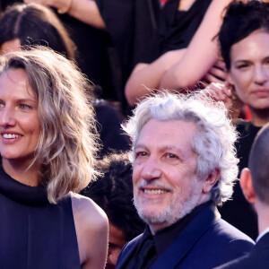 Tiara Comte et son mari Alain Chabat - Descente des marches du film « L’amour ouf » lors du 77ème Festival International du Film de Cannes, au Palais des Festivals à Cannes. Le 23 mai 2024 © Jacovides-Moreau / Bestimage  People leaving the red carpet of the movie « Beating Hearts » during the 77th Cannes International Film Festival at the Palais des Festivals in Cannes, France. On may 23th 2024 