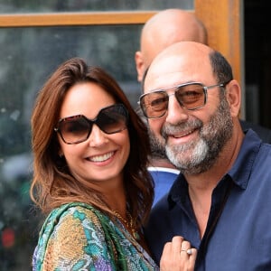 Julia Vignali et son mari Kad Merad - Mariage de Claude Lelouch à la mairie du 18ème à Paris. Le 17 juin 2023