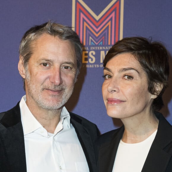 Et puis, avec le temps, la journaliste a "fini par prendre goût à ces vacances forcées, sur le bas-côté".
Exclusif - Antoine de Caunes et sa femme Daphné Roulier - Photocall du dîner de gala Séries Mania à l'hôtel Salomon de Rothschild à Paris, France, le 30 janvier 2019. © Olivier Borde/Bestimage