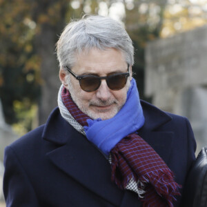 Antoine de Caunes et sa femme Daphné Roulier - Sorties des obsèques du journaliste, animateur de télévision et animateur de radio français Philippe Gildas en la salle de la Coupole au crématorium du cimetière du Père-Lachaise à Paris, France, le 5 novembre 2018.