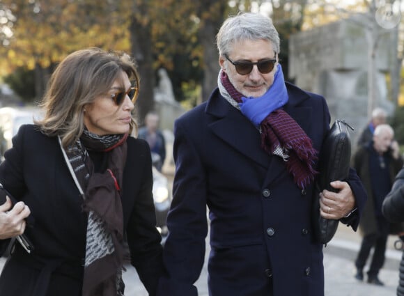 Antoine de Caunes et sa femme Daphné Roulier - Sorties des obsèques du journaliste, animateur de télévision et animateur de radio français Philippe Gildas en la salle de la Coupole au crématorium du cimetière du Père-Lachaise à Paris, France, le 5 novembre 2018.