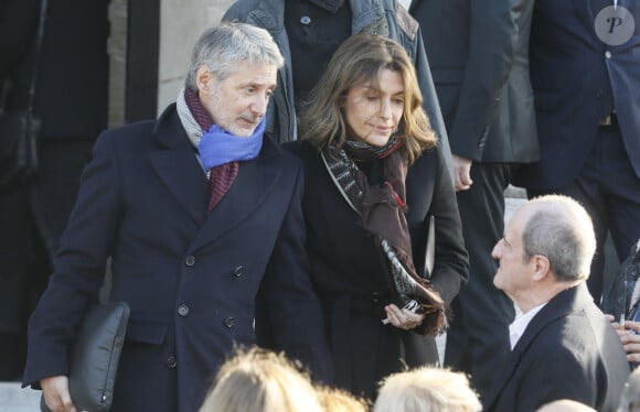 "Me déplacer était une prod' - chaise roulante, assistance SNCF, minivan -, et les moyens n'en justifiaient pas la fin - ma peur du vide"
Antoine de Caunes, sa femme Daphné Roulier, Pierre Lescure - Sorties des obsèques du journaliste, animateur de télévision et animateur de radio français Philippe Gildas en la salle de la Coupole au crématorium du cimetière du Père-Lachaise à Paris, France, le 5 novembre 2018.