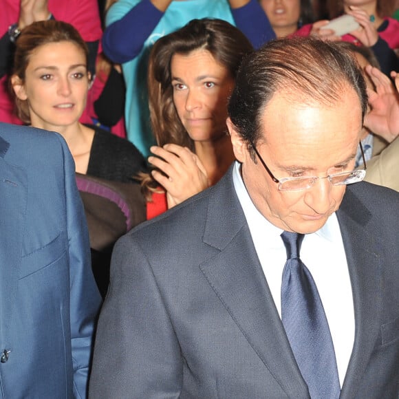 François Hollande, Julie Gayet, Aurélie Filippetti - Convention d'investiture de Francois Hollande à la tête du PS pour l'election présidentielle de 2012 à la Halle Freyssinet à Paris, le 22 octobre 2011.