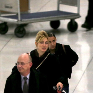 Exclusif - François Hollande et Julie Gayet arrivent à l'aéroport de JFK à New York pour prendre un avion pour Paris le 19 novembre 2019. Le couple était lundi 18 novembre à New York où ils ont visité une école dans le quartier d'Harlem.