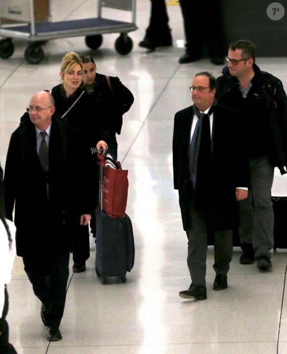 Exclusif - François Hollande et Julie Gayet arrivent à l'aéroport de JFK à New York pour prendre un avion pour Paris le 19 novembre 2019. Le couple était lundi 18 novembre à New York où ils ont visité une école dans le quartier d'Harlem.