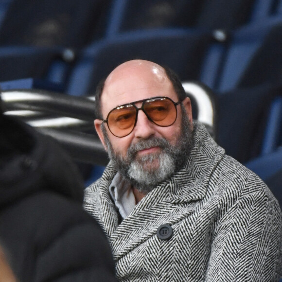 L'acteur et l'animatrice reprochent à l'agence immobilière en charge de la vente de les avoir escroqués.
Kad Merad vu dans les tribunes lors du match de football de Ligue 1 entre le Paris Saint-Germain et le Stade Rennais au stade du Parc des Princes à Paris, le 25 février 2024. Lionel Urman/ABACAPRESS.COM