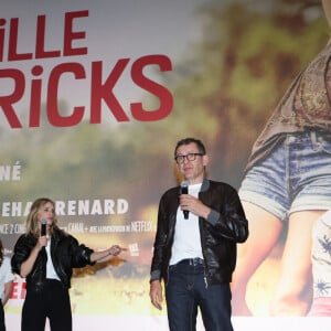 Il s'agit de "La Famille Hennedricks" en salles le 26 juin prochain
La productrice Caroline Arné, la réalisatrice-actrice Laurence Arné et Dany Boon - Avant-première du film "La Famille Hennedricks" au cinéma CGR Villenave-d'Ornon (Gironde), le 25 mai 2024.