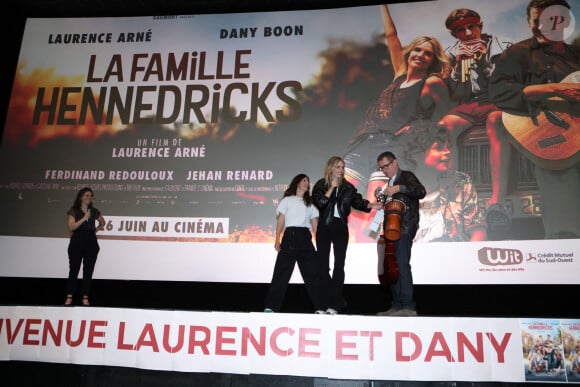 La productrice Caroline Arné, la réalisatrice-actrice Laurence Arné et Dany Boon - Avant-première du film "La Famille Hennedricks" au cinéma CGR Villenave-d'Ornon (Gironde), le 25 mai 2024.