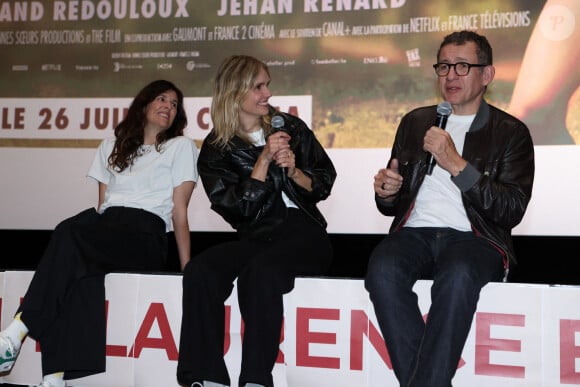 La productrice Caroline Arné, la réalisatrice-actrice Laurence Arné et Dany Boon - Avant-première du film "La Famille Hennedricks" au cinéma CGR Villenave-d'Ornon (Gironde), le 25 mai 2024.