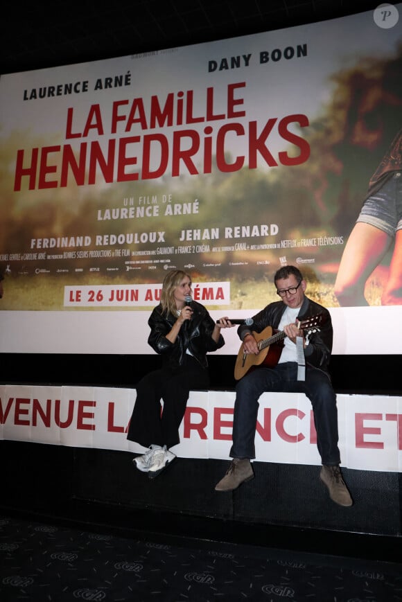 La réalisatrice-actrice Laurence Arné et Dany Boon - Avant-première du film "La Famille Hennedricks" au cinéma CGR Villenave-d'Ornon (Gironde), le 25 mai 2024.