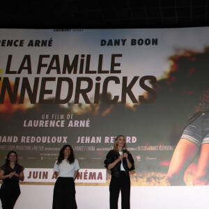 La productrice Caroline Arné, la réalisatrice-actrice Laurence Arné et Dany Boon - Avant-première du film "La Famille Hennedricks" au cinéma CGR Villenave-d'Ornon (Gironde), le 25 mai 2024.